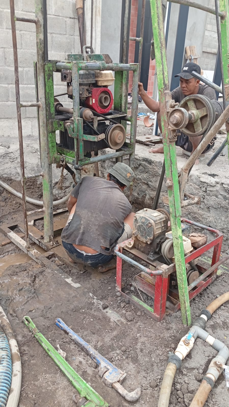 Rig bor di lokasi tanah berlumpur