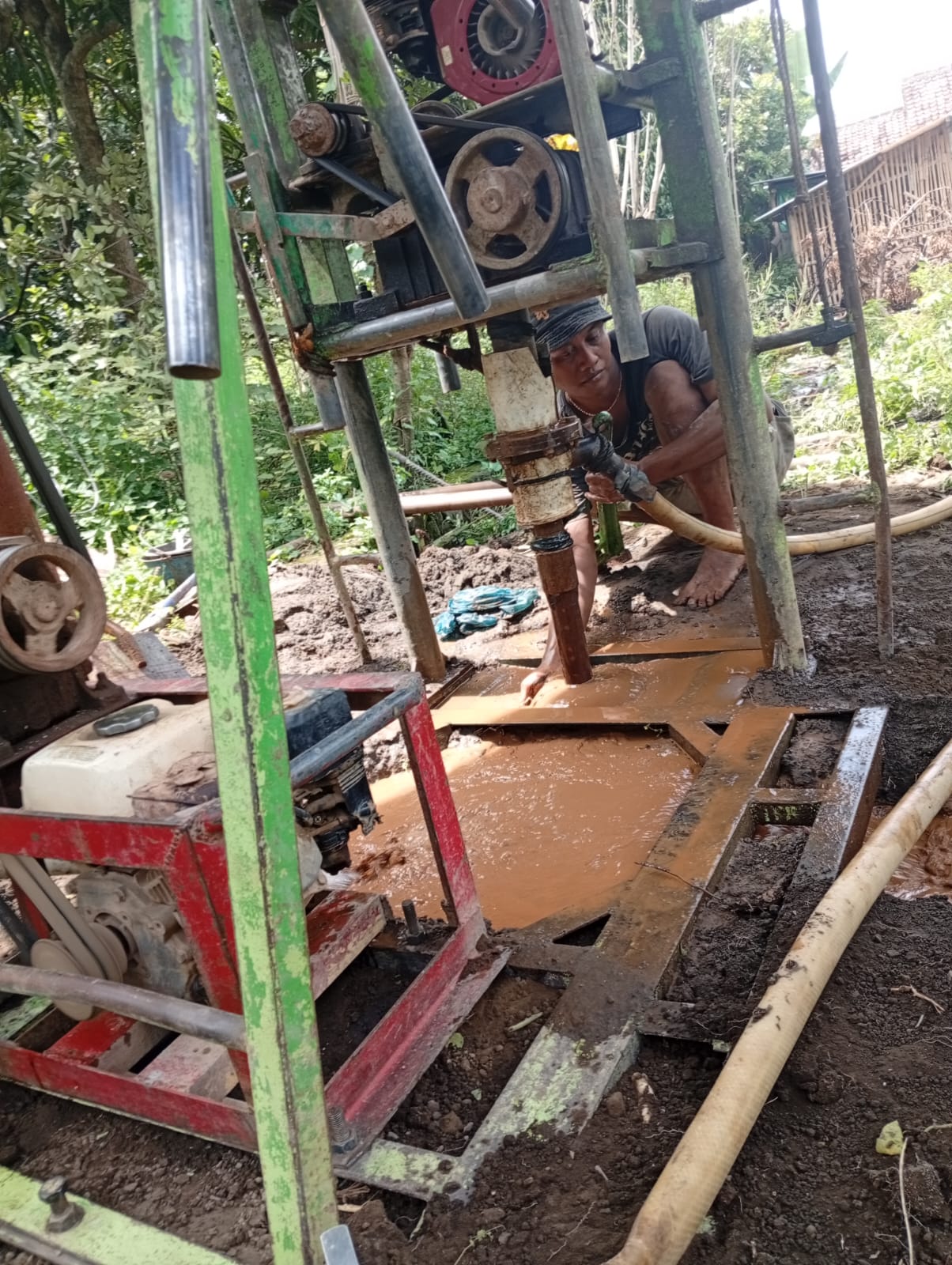 Pekerja mengoperasikan rig di area terbuka