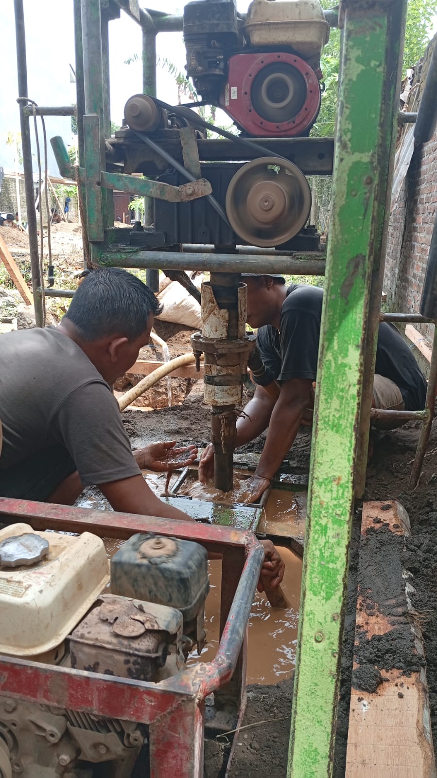 Close-up proses pengeboran dengan mesin berputar