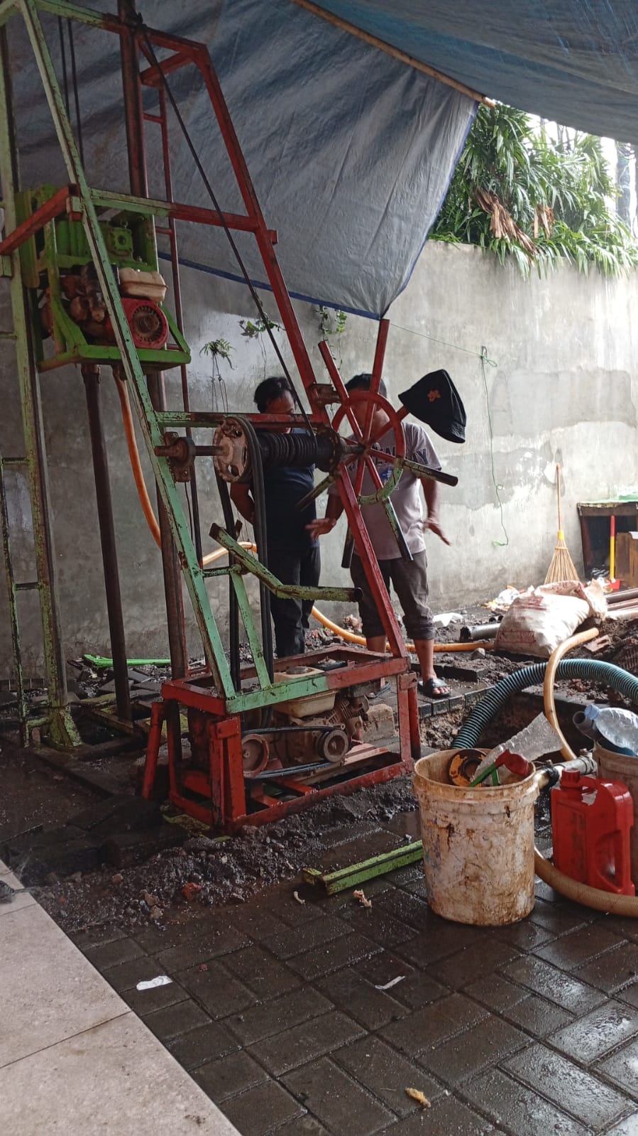 Rig bor di bawah terpal